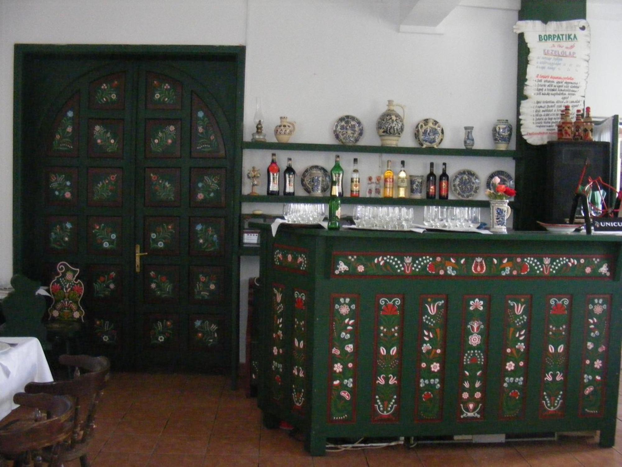 Gobe Csarda Hotel Oradea Bagian luar foto